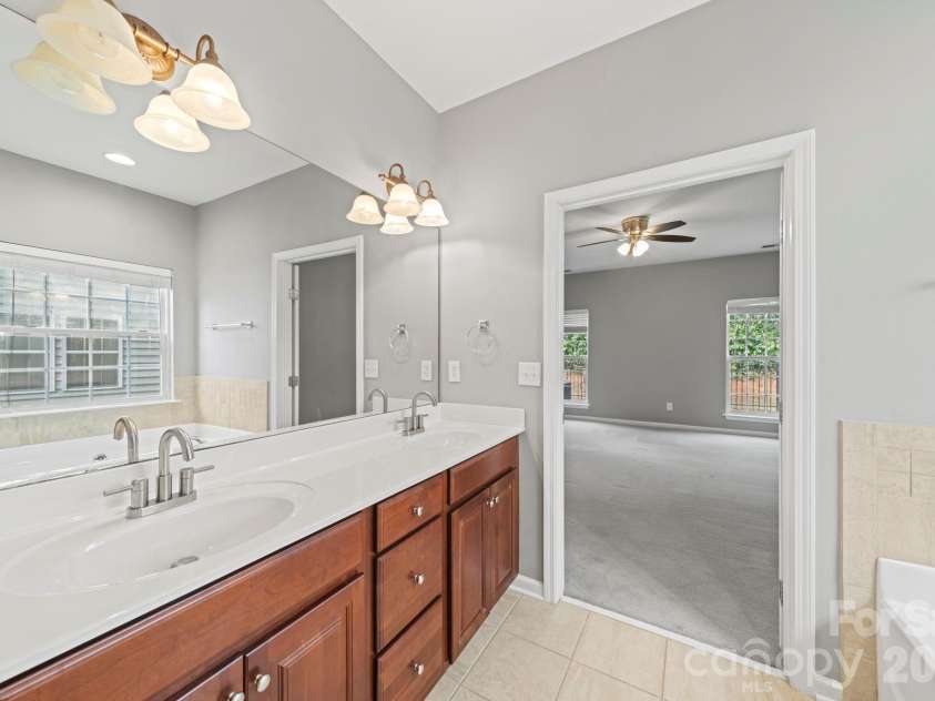 3342 Park South Station Boulevard, Charlotte, NC 28210.  MLS# CAR4417276, YatesRealty ID 46163. 