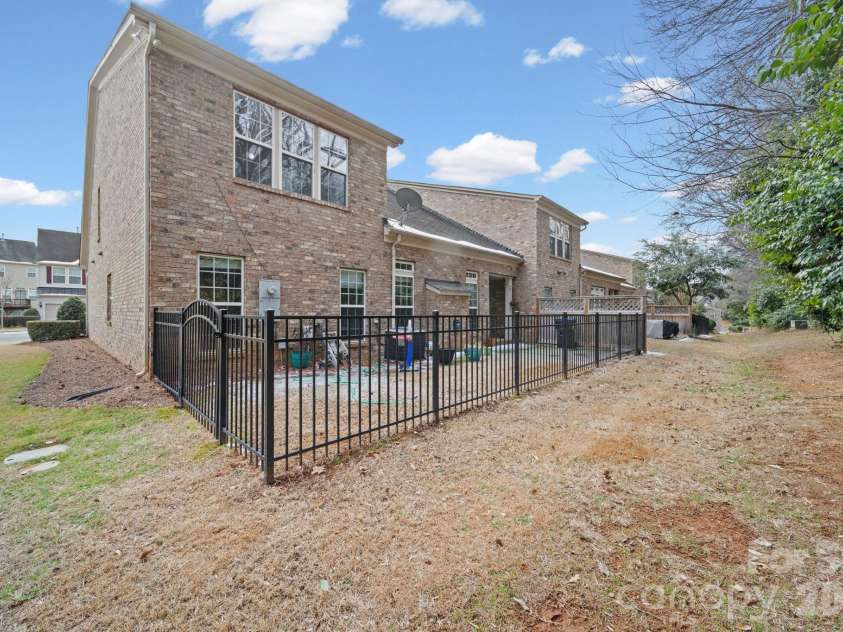 3342 Park South Station Boulevard, Charlotte, NC 28210.  MLS# CAR4417276, YatesRealty ID 46163. 
