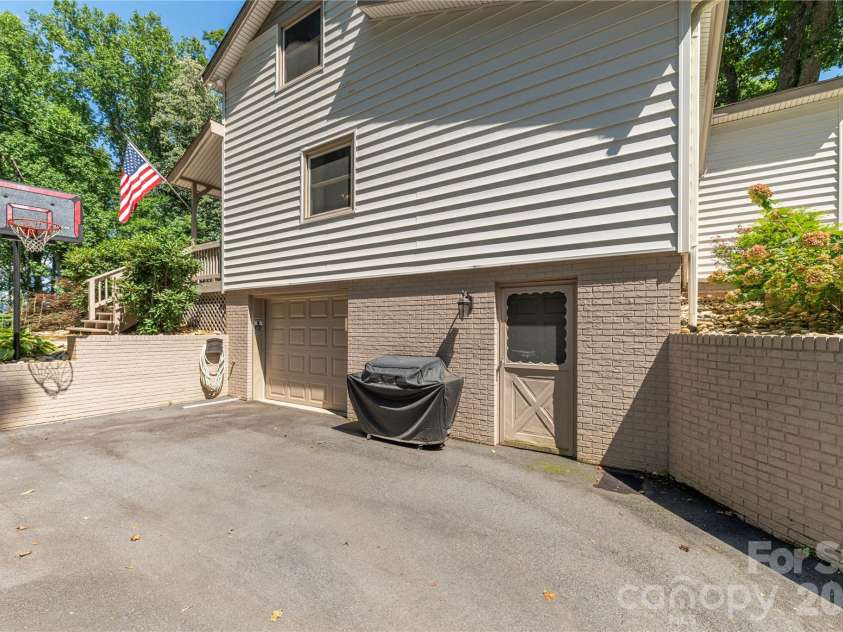 115 Hazelview Drive, Waynesville, NC 28786.  MLS# CAR4415645, YatesRealty ID 46166. 