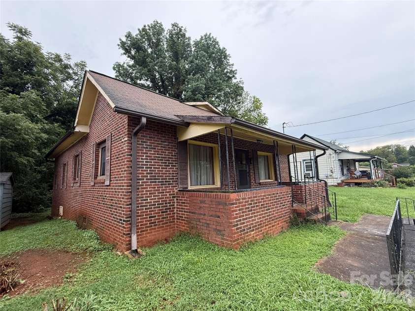 426 Bouchelle Street, Morganton, NC 28655.  MLS# CAR4417290, YatesRealty ID 46168. 