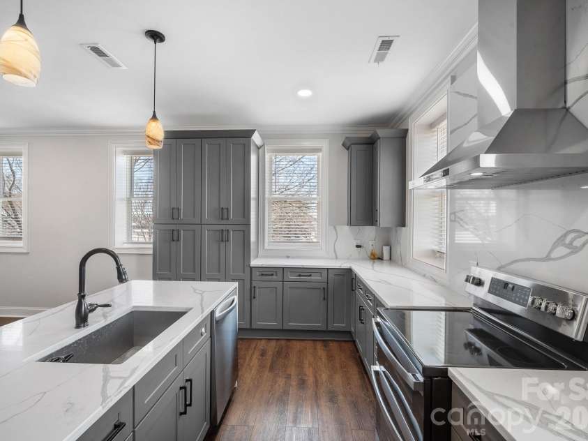 121 Main Street, Lexington, NC 27292.  MLS# CAR4356738, YatesRealty ID 4617. 
