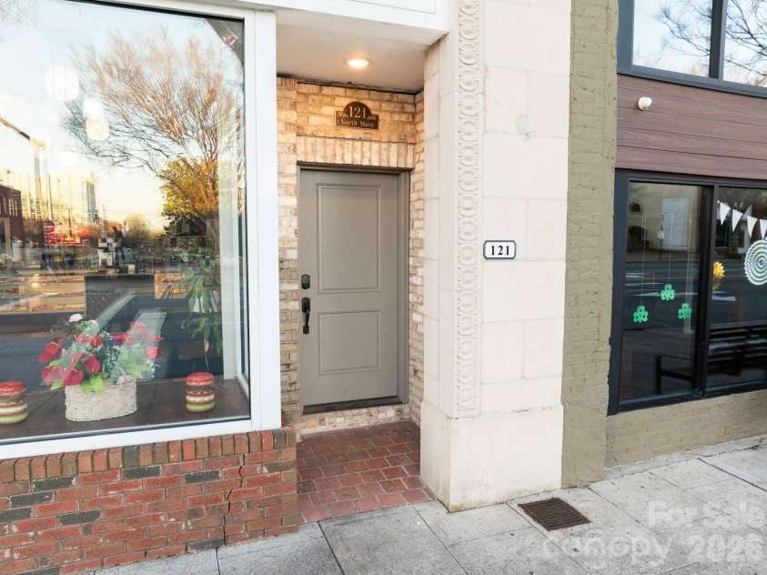 121 Main Street, Lexington, NC 27292.  MLS# CAR4356738, YatesRealty ID 4617. 