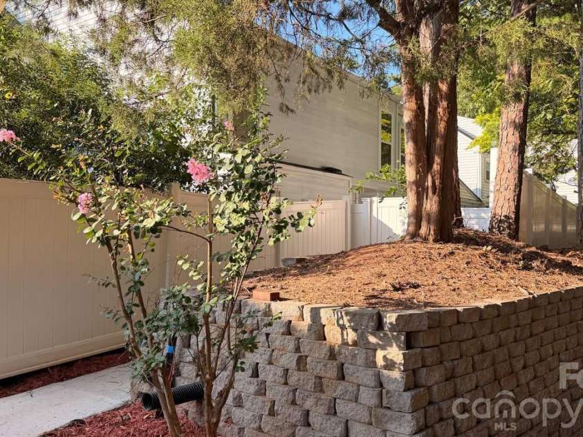 7107 Stonington Lane, Charlotte, NC 28227.  MLS# CAR4416930, YatesRealty ID 46171. 