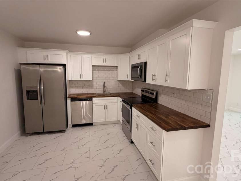 7107 Stonington Lane, Charlotte, NC 28227.  MLS# CAR4416930, YatesRealty ID 46171. 