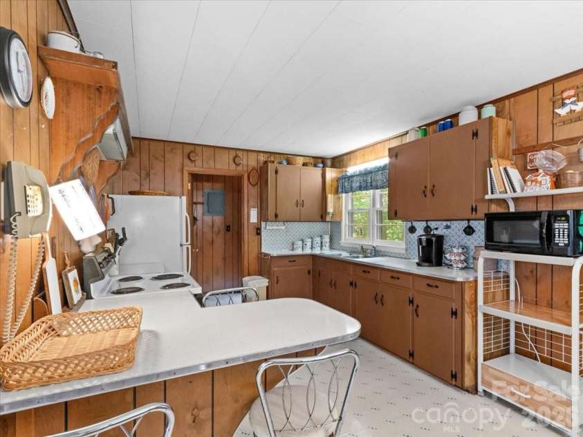 198 Florida Hill Drive, Green Mountain, NC 28740.  MLS# CAR4403043, YatesRealty ID 46172. 
