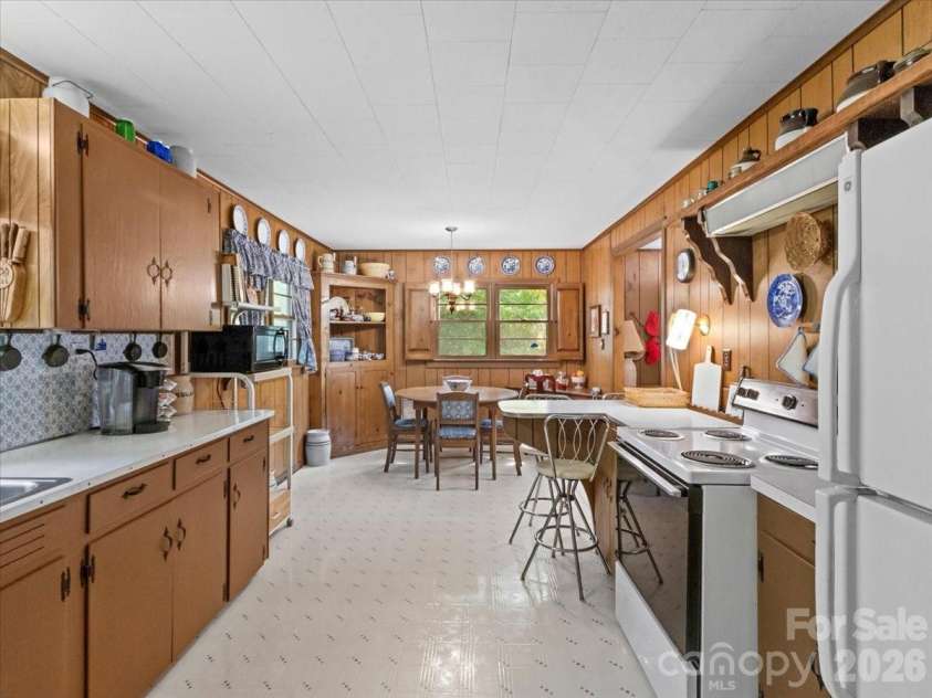 198 Florida Hill Drive, Green Mountain, NC 28740.  MLS# CAR4403043, YatesRealty ID 46172. 