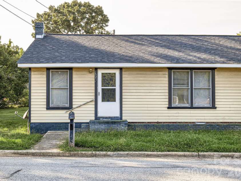 1595 Long Street, Salisbury, NC 28144.  MLS# CAR4414820, YatesRealty ID 46174. 