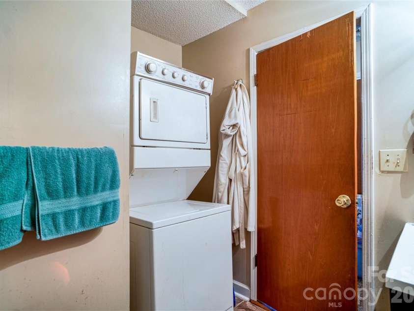 1595 Long Street, Salisbury, NC 28144.  MLS# CAR4414820, YatesRealty ID 46174. Unit B Bathroom