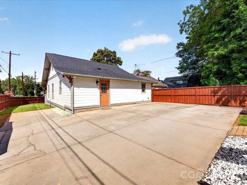 3331 Tuckaseegee Road, Charlotte, NC 28208.  MLS# CAR4417072, YatesRealty ID 46175. 