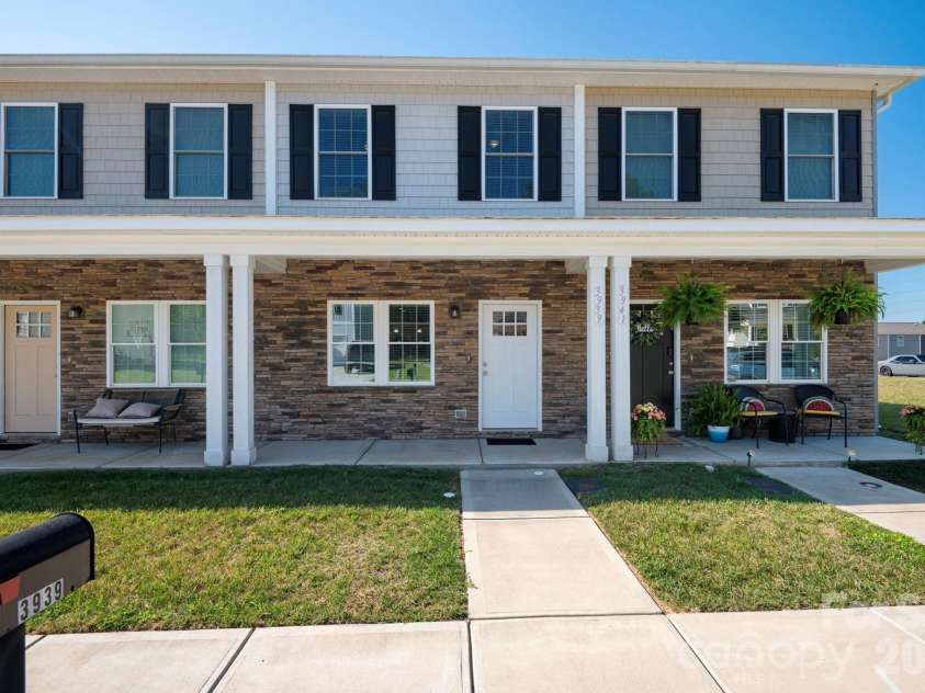 3939 Newhall Drive, Hickory, NC 28601.  MLS# CAR4404380, YatesRealty ID 46176. 