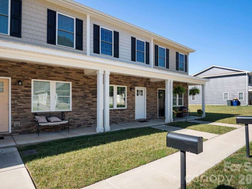 3939 Newhall Drive, Hickory, NC 28601.  MLS# CAR4404380, YatesRealty ID 46176. 