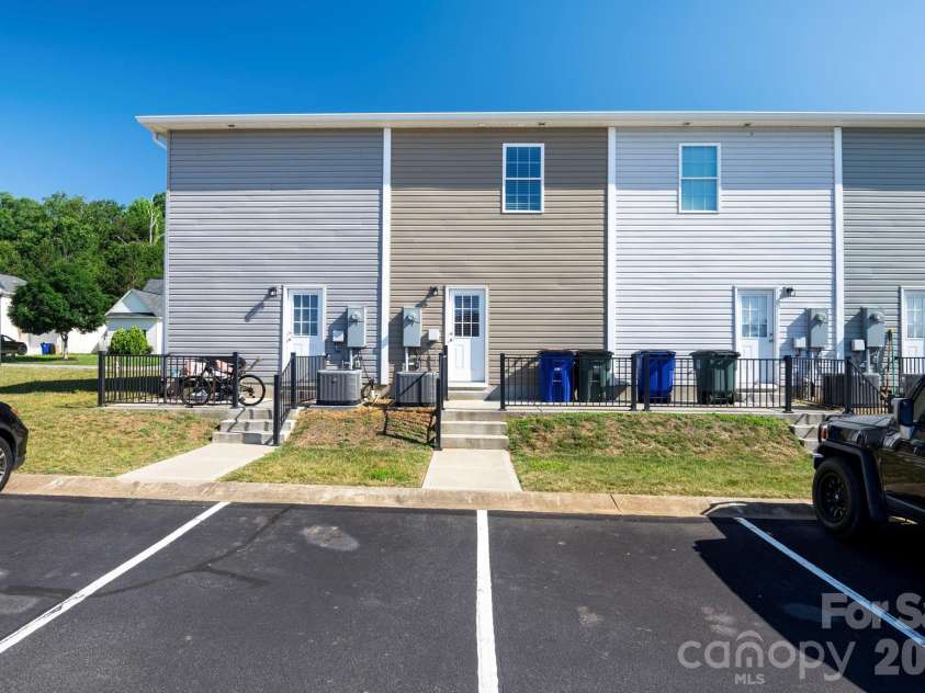 3939 Newhall Drive, Hickory, NC 28601.  MLS# CAR4404380, YatesRealty ID 46176. 