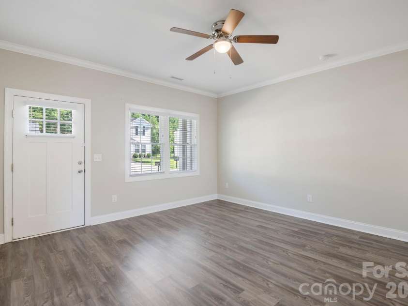 3939 Newhall Drive, Hickory, NC 28601.  MLS# CAR4404380, YatesRealty ID 46176. 