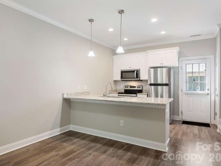 3939 Newhall Drive, Hickory, NC 28601.  MLS# CAR4404380, YatesRealty ID 46176. 