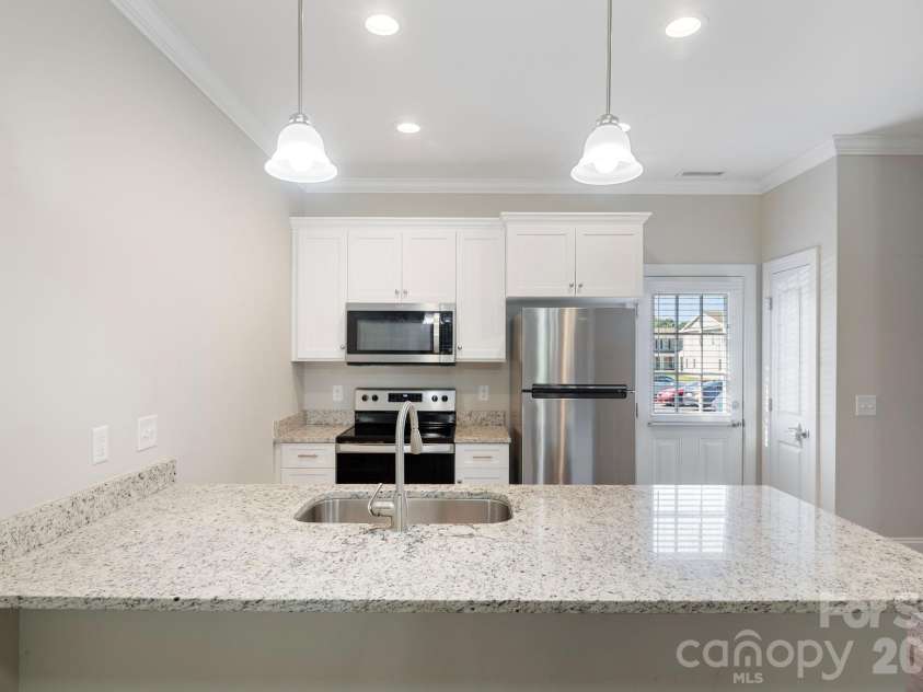 3939 Newhall Drive, Hickory, NC 28601.  MLS# CAR4404380, YatesRealty ID 46176. 