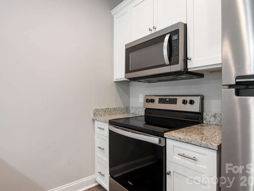 3939 Newhall Drive, Hickory, NC 28601.  MLS# CAR4404380, YatesRealty ID 46176. 