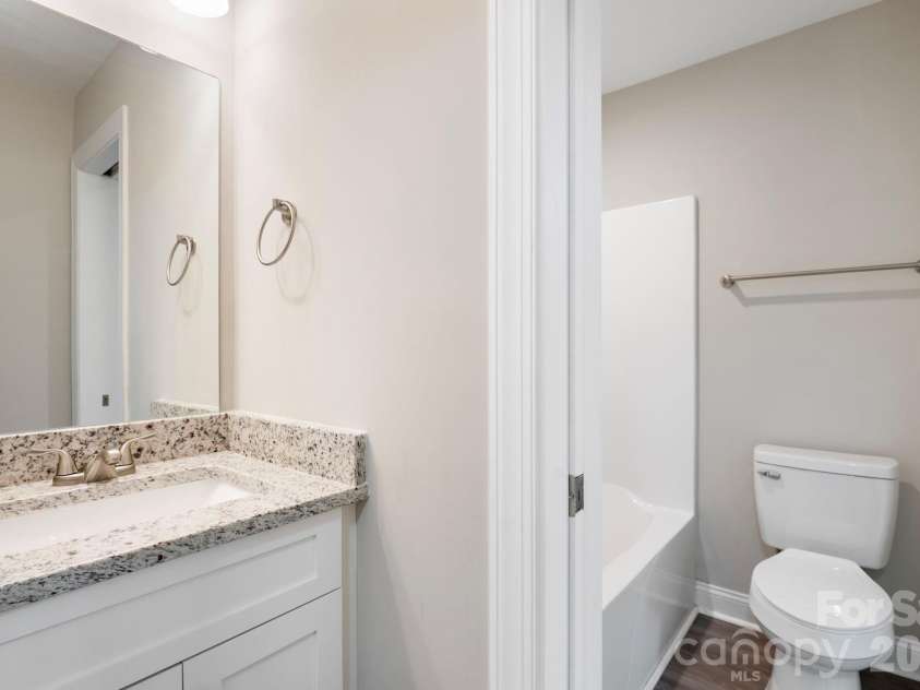 3939 Newhall Drive, Hickory, NC 28601.  MLS# CAR4404380, YatesRealty ID 46176. 