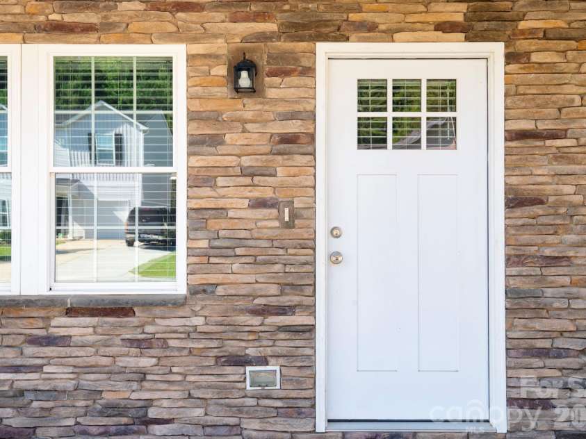 3939 Newhall Drive, Hickory, NC 28601.  MLS# CAR4404380, YatesRealty ID 46176. 