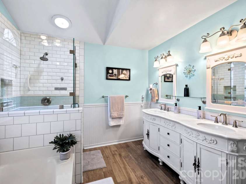 13702 Chambray Lane, Charlotte, NC 28278.  MLS# CAR4356054, YatesRealty ID 46177. Deluxe Master Bath