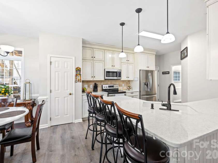 13702 Chambray Lane, Charlotte, NC 28278.  MLS# CAR4356054, YatesRealty ID 46177. Kitchen Open to Breakfast Area