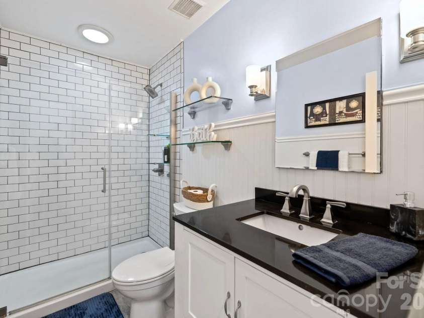 13702 Chambray Lane, Charlotte, NC 28278.  MLS# CAR4356054, YatesRealty ID 46177. Upstairs Hall Bath