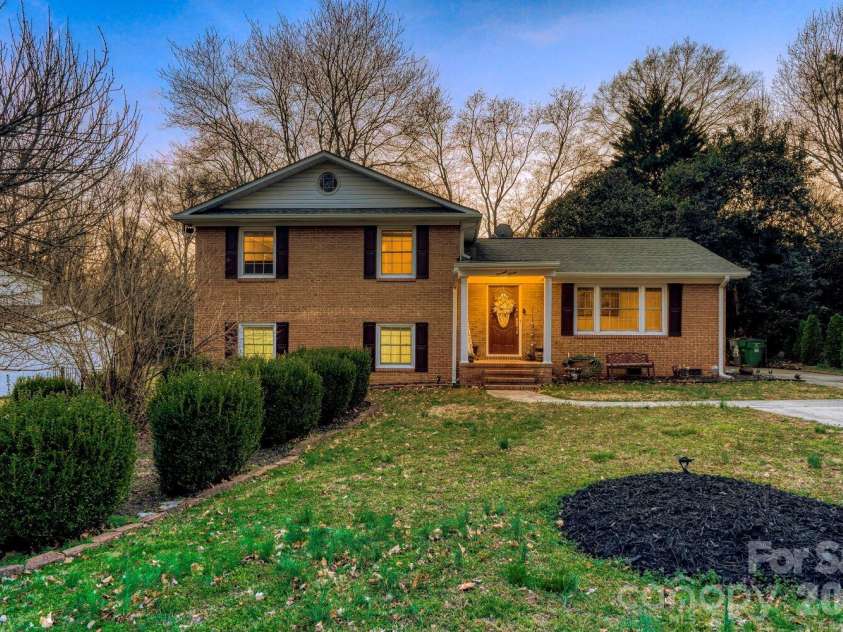 1315 Shady Bluff Drive, Charlotte, NC 28211.  MLS# CAR4358951, YatesRealty ID 4618. 