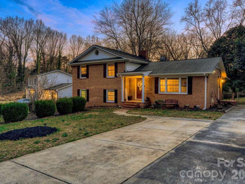1315 Shady Bluff Drive, Charlotte, NC 28211.  MLS# CAR4358951, YatesRealty ID 4618. 