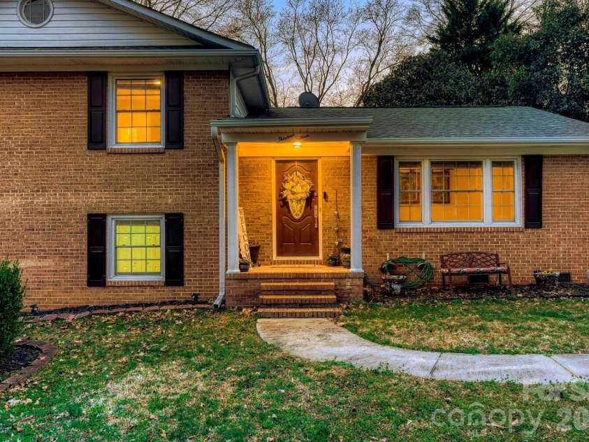 1315 Shady Bluff Drive, Charlotte, NC 28211.  MLS# CAR4358951, YatesRealty ID 4618. 