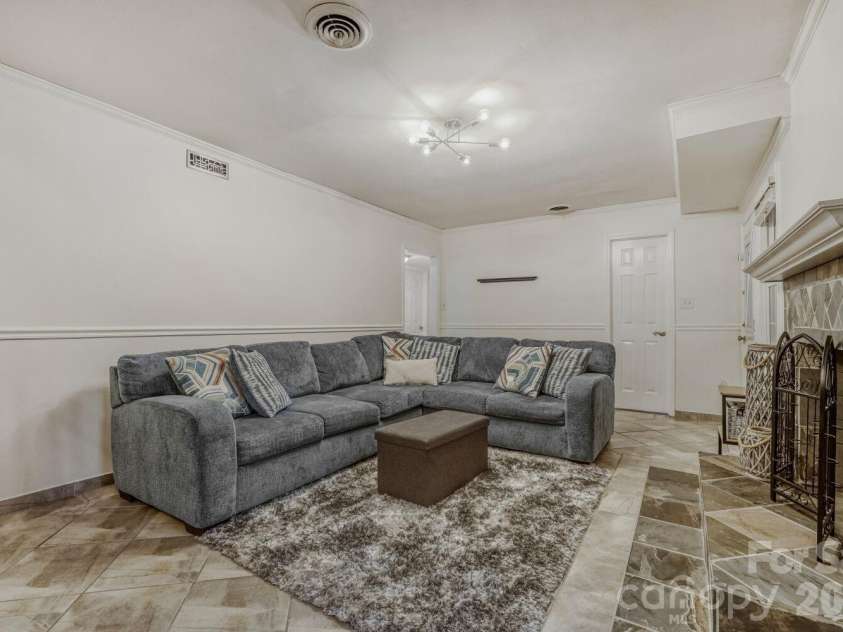 1315 Shady Bluff Drive, Charlotte, NC 28211.  MLS# CAR4358951, YatesRealty ID 4618. 