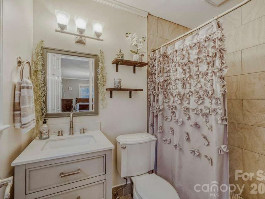 1315 Shady Bluff Drive, Charlotte, NC 28211.  MLS# CAR4358951, YatesRealty ID 4618. 
