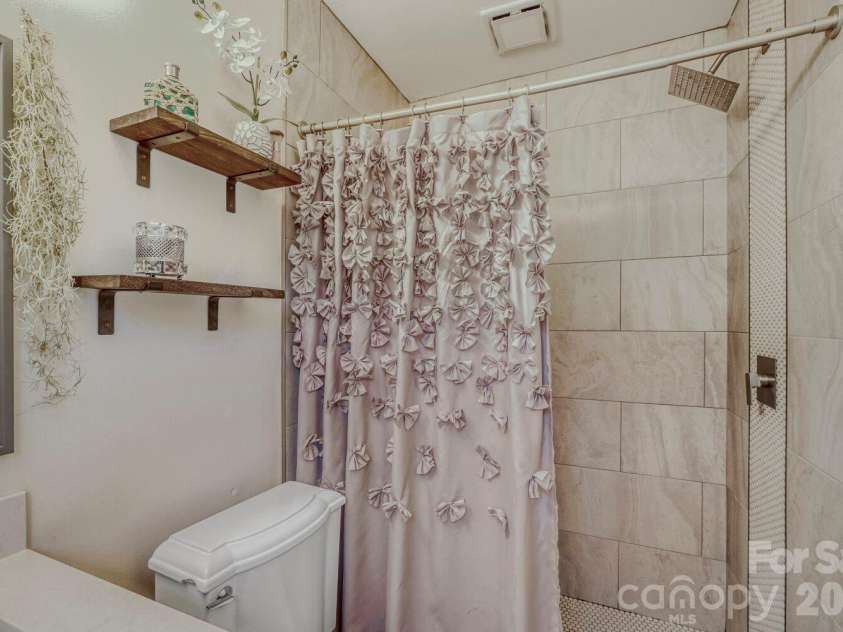 1315 Shady Bluff Drive, Charlotte, NC 28211.  MLS# CAR4358951, YatesRealty ID 4618. 