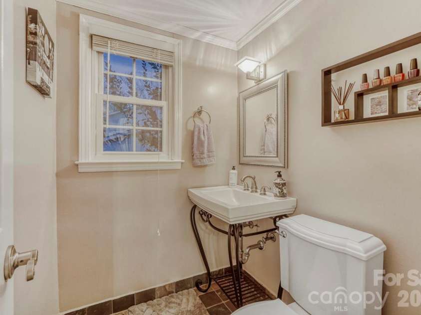 1315 Shady Bluff Drive, Charlotte, NC 28211.  MLS# CAR4358951, YatesRealty ID 4618. 