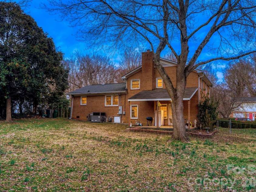 1315 Shady Bluff Drive, Charlotte, NC 28211.  MLS# CAR4358951, YatesRealty ID 4618. 