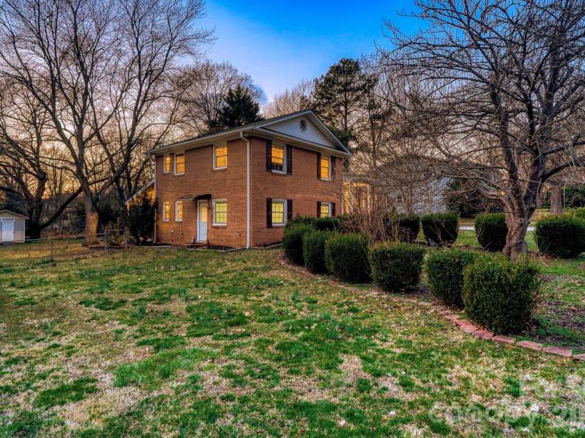 1315 Shady Bluff Drive, Charlotte, NC 28211.  MLS# CAR4358951, YatesRealty ID 4618. 