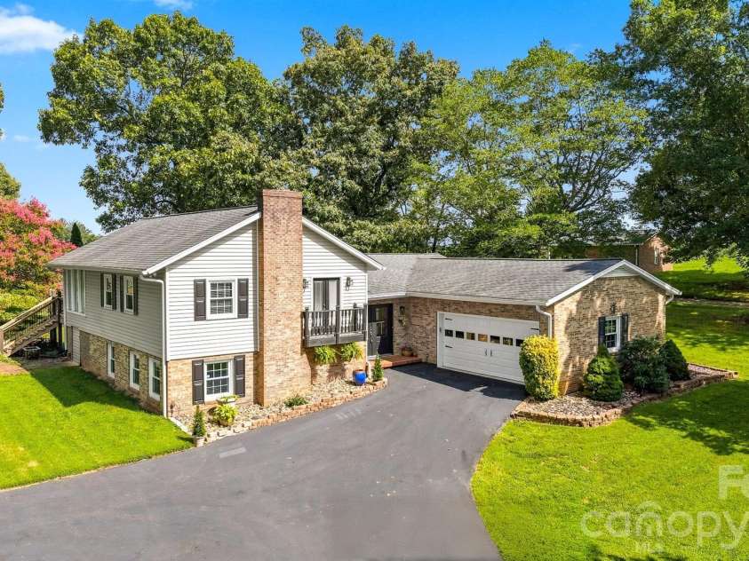 4662 Granada Hills Drive, Granite Falls, NC 28630.  MLS# CAR4416973, YatesRealty ID 46189. 