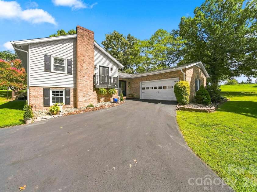 4662 Granada Hills Drive, Granite Falls, NC 28630.  MLS# CAR4416973, YatesRealty ID 46189. 