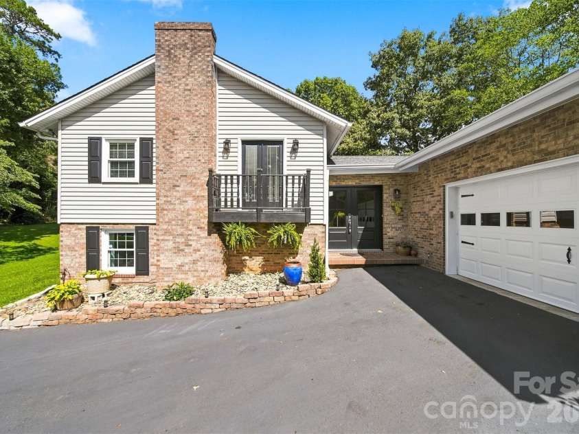 4662 Granada Hills Drive, Granite Falls, NC 28630.  MLS# CAR4416973, YatesRealty ID 46189. 
