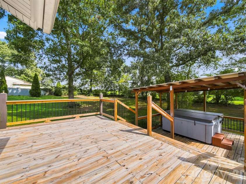 4662 Granada Hills Drive, Granite Falls, NC 28630.  MLS# CAR4416973, YatesRealty ID 46189. 