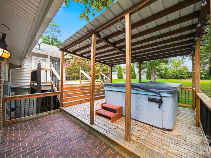 4662 Granada Hills Drive, Granite Falls, NC 28630.  MLS# CAR4416973, YatesRealty ID 46189. 