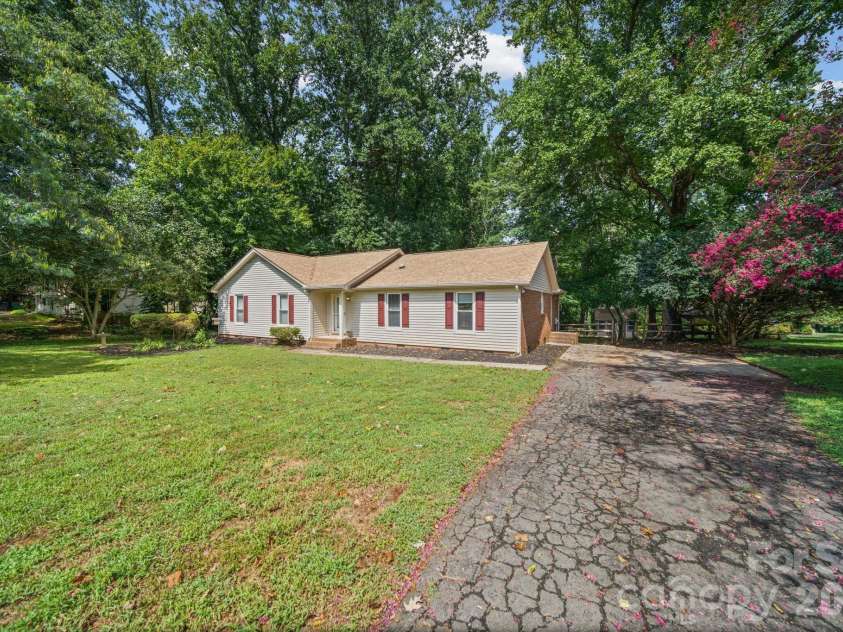 4710 Carving Tree Drive, Charlotte, NC 28227.  MLS# CAR4416653, YatesRealty ID 46194. 