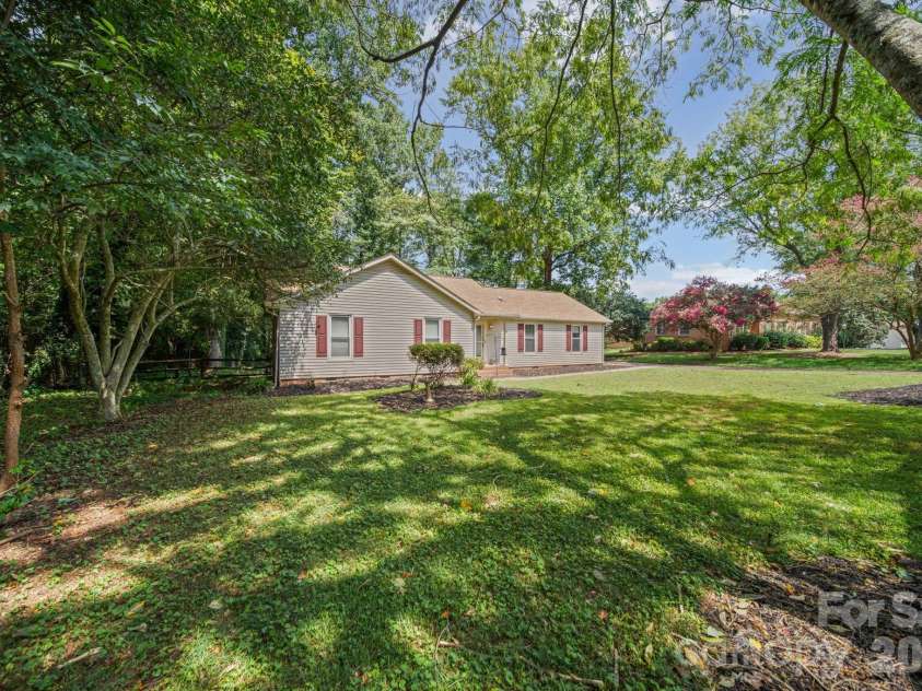 4710 Carving Tree Drive, Charlotte, NC 28227.  MLS# CAR4416653, YatesRealty ID 46194. Extensive front yard with comfort and privacy