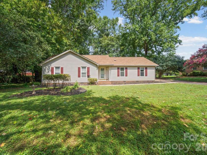 4710 Carving Tree Drive, Charlotte, NC 28227.  MLS# CAR4416653, YatesRealty ID 46194. Lovely ranch with large front yard