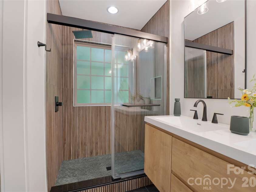 6316 Grove Park Boulevard, Charlotte, NC 28215.  MLS# CAR4415674, YatesRealty ID 46195. 