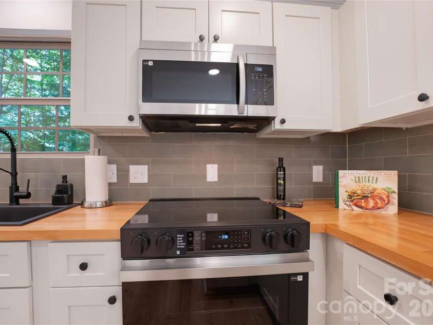 6316 Grove Park Boulevard, Charlotte, NC 28215.  MLS# CAR4415674, YatesRealty ID 46195. 