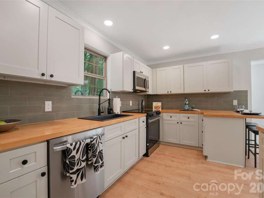 6316 Grove Park Boulevard, Charlotte, NC 28215.  MLS# CAR4415674, YatesRealty ID 46195. 