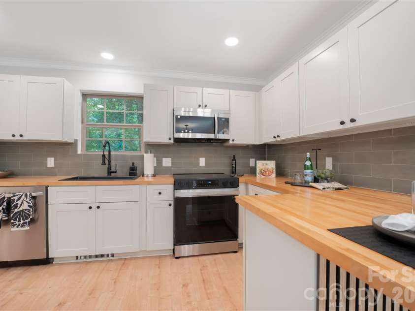 6316 Grove Park Boulevard, Charlotte, NC 28215.  MLS# CAR4415674, YatesRealty ID 46195. 