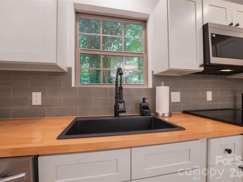 6316 Grove Park Boulevard, Charlotte, NC 28215.  MLS# CAR4415674, YatesRealty ID 46195. 