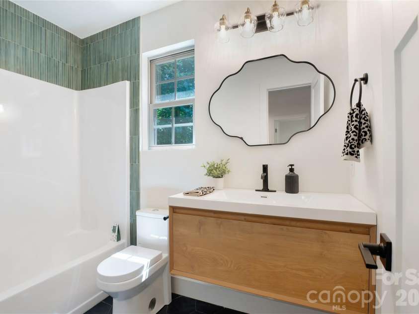 6316 Grove Park Boulevard, Charlotte, NC 28215.  MLS# CAR4415674, YatesRealty ID 46195. 