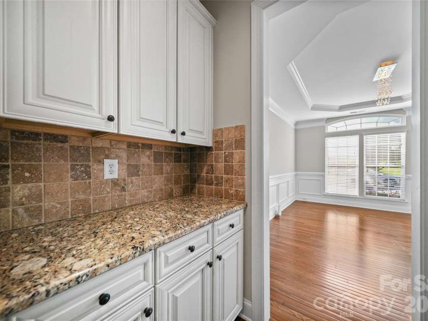 2246 Donnington Lane, Concord, NC 28027.  MLS# CAR4415770, YatesRealty ID 46197. Butlers Pantry