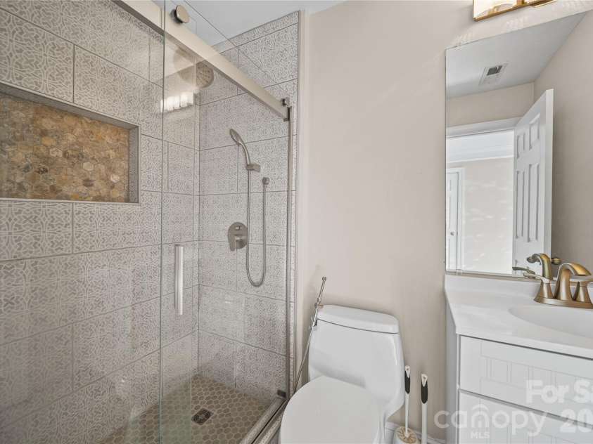 2246 Donnington Lane, Concord, NC 28027.  MLS# CAR4415770, YatesRealty ID 46197. Upstairs full bathroom